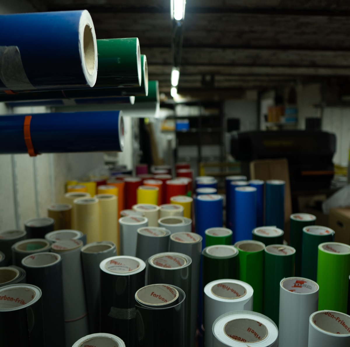 NHM Werbung Werkstatt in Emden – Folienrollen und Produktionsfläche